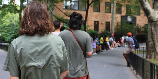 نيويورك ، نيويورك - 8 يوليو / تموز: ينتظر الناس في طابور لدخول عيادة تشيلسي للصحة الجنسية في 8 يوليو 2022 في مدينة نيويورك.  عيادة الصحة الجنسية في تشيلسي هي واحدة من موقعين يقدمان حاليًا لقاح جدري القرود في مدينة نيويورك. 