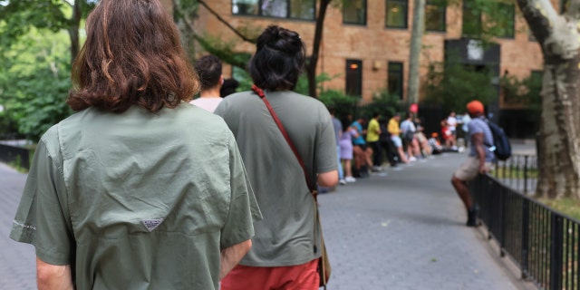 NUEVA YORK, NY - 8 DE JULIO: La gente espera en fila para ingresar a la Clínica de Salud Sexual de Chelsea el 8 de julio de 2022 en la ciudad de Nueva York.  La Clínica de Salud Sexual de Chelsea es uno de los dos lugares que actualmente ofrece una vacuna contra la viruela del mono en la ciudad de Nueva York. 