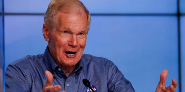 L'administrateur de la NASA, Bill Nelson, prend la parole avant de lancer une fusée Atlas V transportant une capsule Boeing CST-100 Starliner vers la Station spatiale internationale lors d'un vol d'essai au Kennedy Space Center à Cap Canaveral, en Floride, le 29 juillet 2021. 