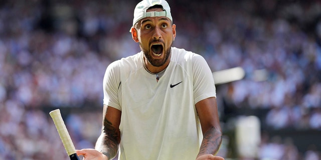 Australia's Nick Kyrgios reacts as he plays Serbia's Novak Djokovic in the final of the men’s singles on day fourteen of the Wimbledon tennis championships in London, domingo, mes de julio 10, 2022. 