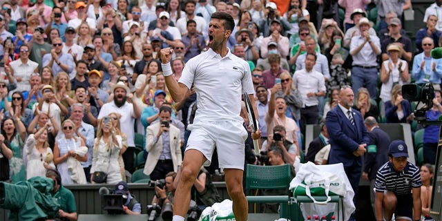 Novak Djokovic celebra tras vencer a Jannik Sinner en los cuartos de final de Wimbledon, el martes 5 de julio de 2022. (AP Foto/Alastair Grant)