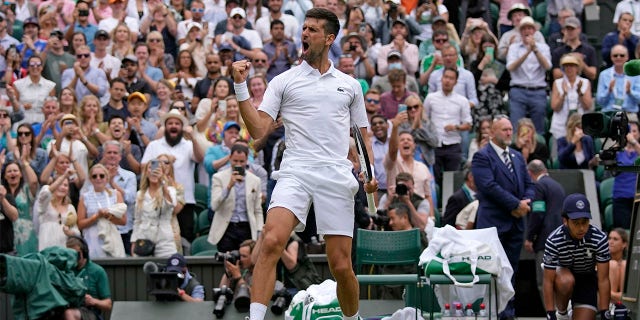 Novak Djokovic celebra tras vencer a Jannik Sinner en los cuartos de final de Wimbledon, el martes 5 de julio de 2022. (AP Foto/Alastair Grant)