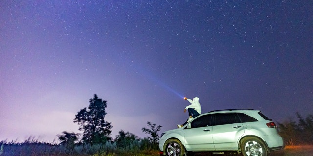 Meteor Perseid widoczny nad pasmem górskim Zhongtiao w mieście Yuncheng w prowincji Shanxi w północnych Chinach, 14 sierpnia 2021 r. 