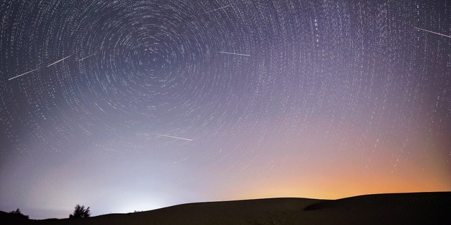 L'immagine composita scattata il 13 agosto 2021 mostra il cielo notturno durante la pioggia di meteoriti Perseidi sopra l'area dimostrativa ecologica di Ingbe nel deserto di Kubuki, nella regione autonoma della Mongolia interna nel nord della Cina. 