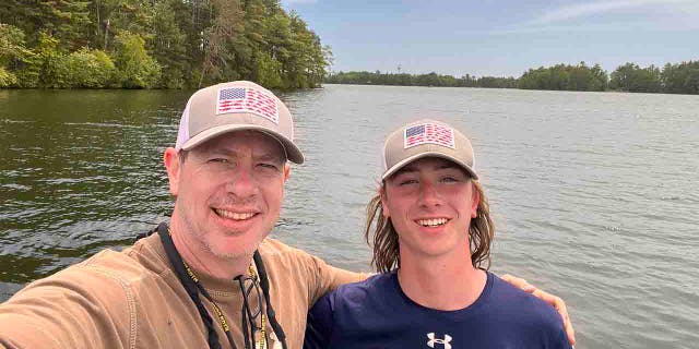 Schrieber's dad, Phil Schrieber (sinistra), told Fox News Digital that he's proud of his son's accomplishment and all the work that went into it.