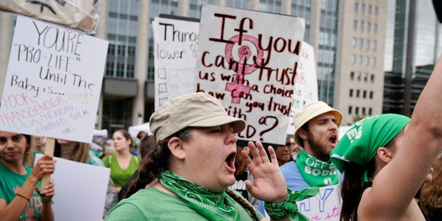 Kadın Yürüyüşü aktivistleri, ABD Yüksek Mahkemesinin dönüm noktası niteliğindeki Roe v. Wade kürtaj kararını bozma kararının ardından 9 Temmuz 2022'de Washington, DC, ABD'de düzenlenen bir protestoya katıldılar. 