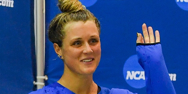 La nadadora de Kentucky, Riley Gaines, después de terminar empatada en el quinto lugar con la nadadora de la Universidad de Pensilvania, Lia Thomas, en la final de estilo libre de 200 m en los Campeonatos de natación y clavados de la NCAA el 18 de marzo de 2022 en Atlanta.