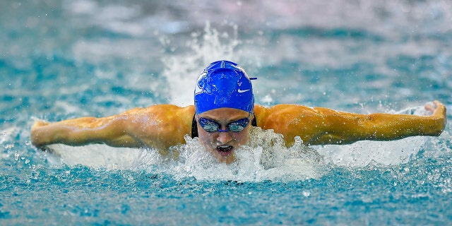 La nadadora de Kentucky Riley Gaines nada los 200 mariposa preliminares en los Campeonatos de Natación y Buceo de la NCAA el 19 de marzo de 2022 en el Centro Acuático McAuley en Atlanta, Georgia.