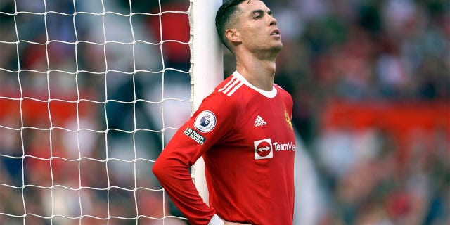 Cristiano Ronaldo del Manchester United descansa contra un poste de la portería durante un partido de fútbol de la Premier League inglesa entre el Manchester United y el Norwich City en el estadio Old Trafford de Manchester, Inglaterra, el 16 de abril de 2022.