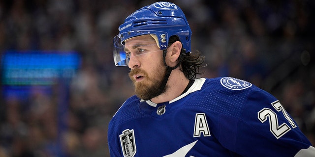 Tampa Bay Lightning defenseman Ryan McDonagh skates on the ice during the overtime period of Game 4 of the NHL hockey Stanley Cup Finals against the Colorado Avalanche, 六月 22, 2022, タンパで, フラ.