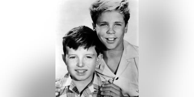 Jerry Mathers y Tony Dow adentro "Déjaselo a Castor."