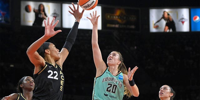 New York Liberty's Sabrinaionesque # 20 shot the ball at the vivint.SmartHome Arena in Salt Lake City, Utah, during a match against Las Vegas Aces on July 6, 2022. 