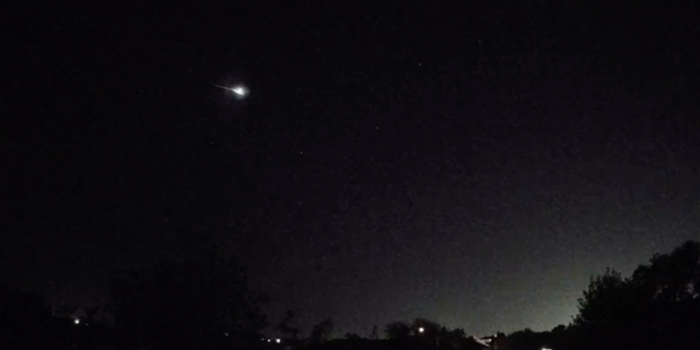 A bola de fogo iluminou o céu noturno por apenas alguns segundos antes de queimar.  