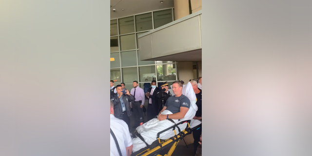 Daniel Golden, un oficial de policía de Chicago, fue dado de alta del hospital después de que un tiroteo fuera de un bar la semana pasada lo dejara paralizado.
