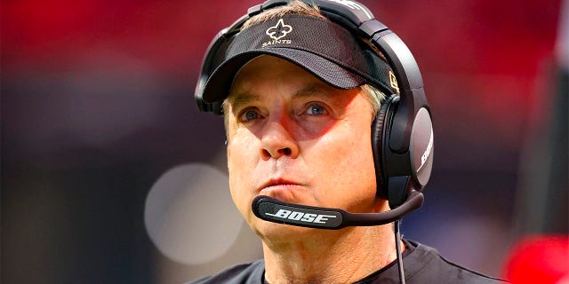 El entrenador en jefe de los New Orleans Saints, Sean Payton, antes de un partido contra los Atlanta Falcons en el Mercedes-Benz Stadium el 9 de enero de 2022 en Atlanta.