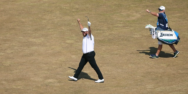 Shane Lowry of Ireland celebrates after putting an eagle on the 10th hole during the third round of the British Open on the Old Course at St. 安德鲁斯, 苏格兰, 星期六, 七月 16, 2022.