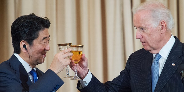 チョ・バイデン元副大統領が2015年4月28日、ワシントン国務省で安倍晋三首相に乾杯をしている。