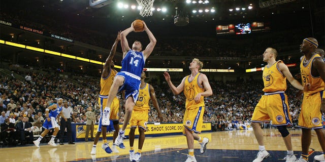 Stanislav Medvedenko #14 of the Los Angeles Lakers shoots against the Golden State Warriors during an NBA game at Arena in Oakland on December 23, 2003 in Oakland, California.  The Warriors won 107-98.  