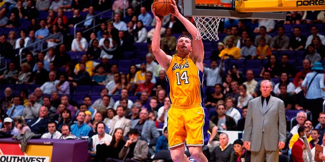 Los Angeles Lakers No. 14 Stanislav Medvedenko intenta un tiro contra los Vancouver Grizzlies en el Staples Center el 15 de enero de 2001.