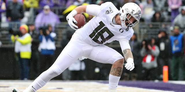 Spencer Webb of the Oregon Ducks scores a 12-yard touchdown catch against the Washington Huskies in the first quarter during a game at Husky Stadium on October 19, 2019 in Seattle.
