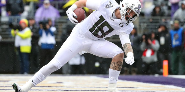 Oregon Ducks' Spencer Webb scores a 12-yard touchdown against the Washington Huskies in the first quarter during a game at Husky Stadium on October 19, 2019 in Seattle.