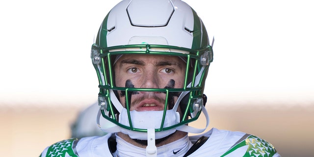 Tight end Spencer Webb, 18, of the Oregon Ducks before a game against the Stanford Cardinals at Stanford Stadium in Stanford, CA on October 2, 2021.