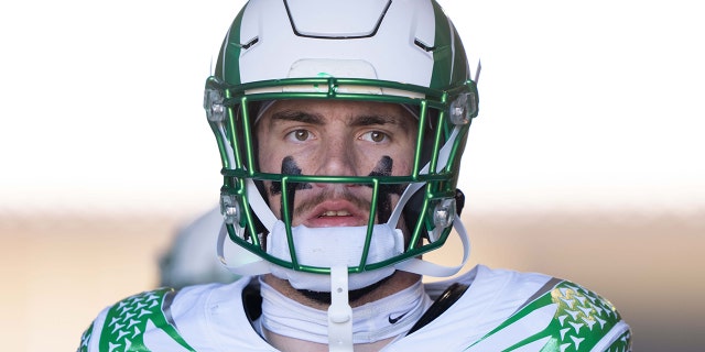 Tight end Spencer Webb, 18, of the Oregon Ducks before a game against the Stanford Cardinals at Stanford Stadium in Stanford, CA on October 2, 2021.