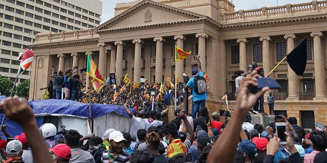 Many protesters will meet outside the presidential palace in Colombo, Sri Lanka, on Saturday, July 9, 2022, with the Sri Lankan flag raised. 