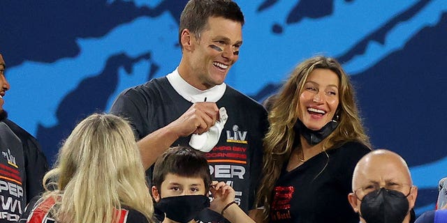 Tom Brady e sua esposa Gisele Bündchen comemoram depois que ele venceu o Super Bowl em 2021.
