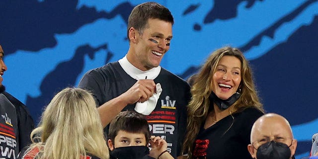 Tom Brady y su esposa Gisele Bündchen celebran después de ganar el Super Bowl en 2021.