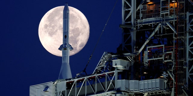 로 알려진 보름달 "딸기달" 2022년 6월 15일 플로리다주 케이프 커내버럴의 케네디 우주 센터에서 NASA의 차세대 달 로켓인 우주 발사 시스템(SLS) Artemis 1과 함께 보여지고 있습니다. 