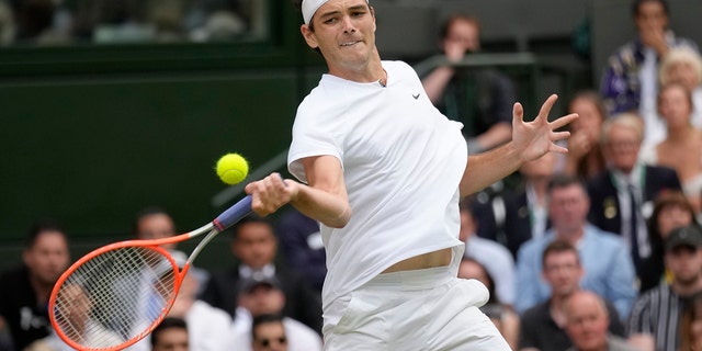 Taylor Fritz regresa a Rafael Nadal en un partido de cuartos de final de individuales masculinos en Wimbledon en Londres, el miércoles 6 de julio de 2022.