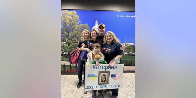 The Bradshaw family meet Katya for the first time at Dulles Airport last December. (Met dank aan: The Bradshaw Family.)