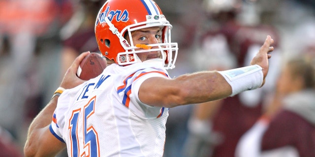 Tim Tebow lanza un pase