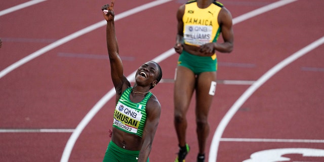 Tobi Amusan, dari Nigeria, merayakan kemenangan final lari gawang 100 meter putri di Kejuaraan Atletik Dunia pada hari Minggu, 24 Juli 2022, di Eugene, Ore.