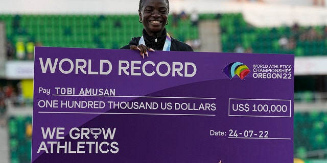 Peraih medali emas Tobi Amusan, dari Nigeria, berpose saat upacara medali untuk lari gawang 100 meter putri di Kejuaraan Atletik Dunia pada hari Minggu, 24 Juli 2022, di Eugene, Ore.