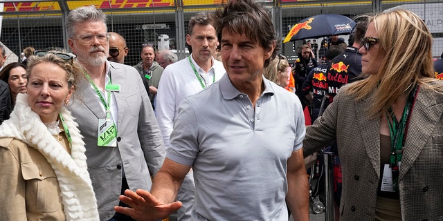 Tom Cruise is on the grid before the British Formula One Grand Prix at the Silverstone circuit, in Silverstone, イングランド, 日曜日, 7月 3, 2022. 
