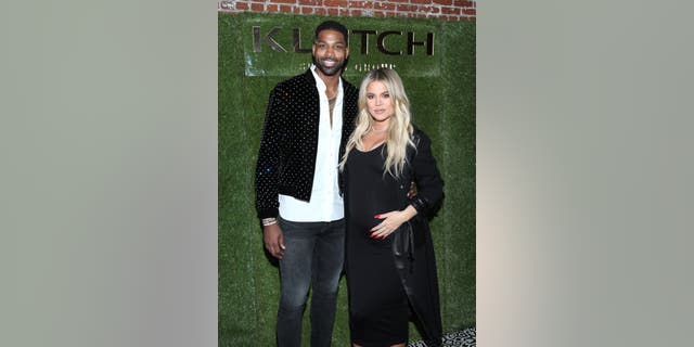 Después de enterarse de la infidelidad de Tristan Thompson mientras esperaba otro hijo con otra mujer, el programa de Hulu presentó a Khloe Kardashian en el hospital dando la bienvenida a su nuevo bebé a través de un vientre de alquiler. 