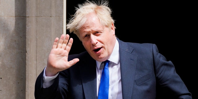 El primer ministro británico, Boris Johnson, saluda a los periodistas el 6 de julio de 2022 en Londres.