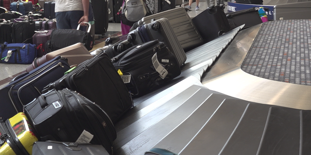 استلام أمتعة المطار مع الحقائب