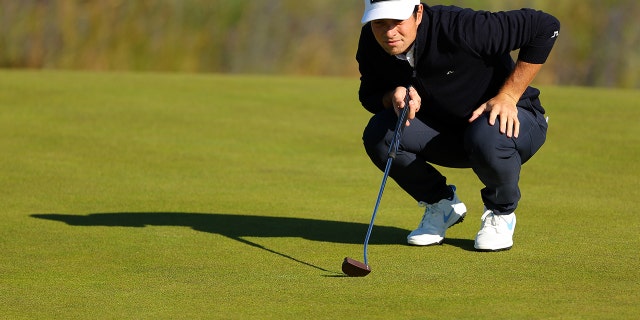 Viktor Hovland of Norway lines up a putt on the 10th during Day One of the Genesis Scottish Open at The Renaissance Club on July 07, 2022 in North Berwick, Scotland.