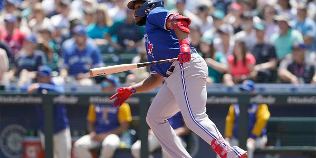 Toronto Blue Jays' Vladimir Guerrero Jr. watches after lining out to left field during the first inning of a baseball game against the Seattle Mariners, Domenica, luglio 10, 2022, a Seattle.