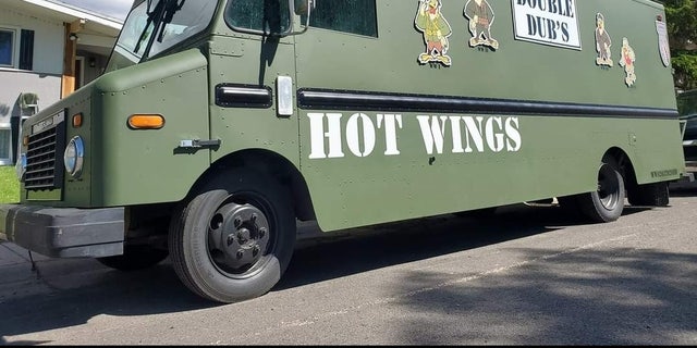 Double Dubs, of Laramie, 와이., boasts a fleet of five food trucks offering wings made with hot sauce voted the best in America.