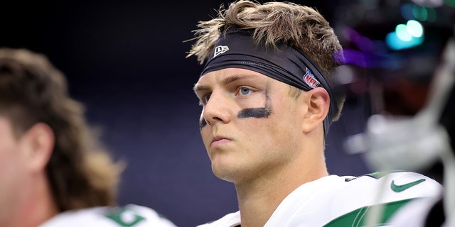 Zach Wilson, # 2 of the New York Jets, is watching before the match against the Houston Texans at NRG Stadium on November 28, 2021 in Houston, Texas.