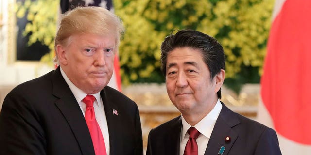 Former US President Trump (left) and Japanese Prime Minister Shinzo Abe will take a photo before the meeting at the Tokyo Guest House on May 27, 2019. 