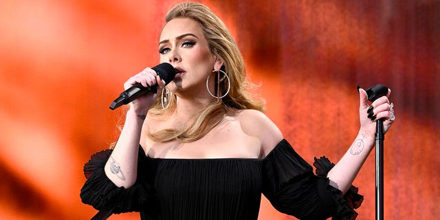 Adele se echó a llorar durante su actuación en el Hyde Park Festival de Londres el viernes.