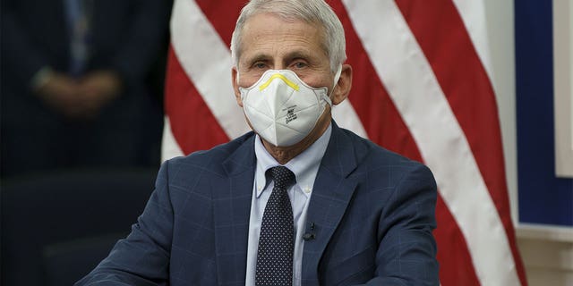 Anthony Fauci, director del Instituto Nacional de Alergias y Enfermedades Infecciosas, asiste a una reunión con miembros del equipo de respuesta al covid-19 de la Casa Blanca en el edificio de oficinas ejecutivas de Eisenhower, el martes 4 de enero de 2022 en Washington, EE. UU. 