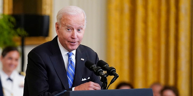 Präsident Joe Biden spricht, bevor er am Donnerstag, den 7. Juli 2022, im Weißen Haus in Washington die Presidential Medal of Freedom an 17 Personen überreicht. (AP Photo/J. Scott Applewhite)