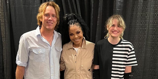 Dannielynn e Larry Birkhead se juntaram a Janet Jackson nos bastidores após seu show em Cincinnati.
