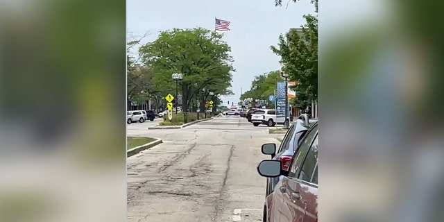 La policía de Illinois inició una persecución de un sospechoso relacionado con un tiroteo en un desfile del 4 de julio el lunes.